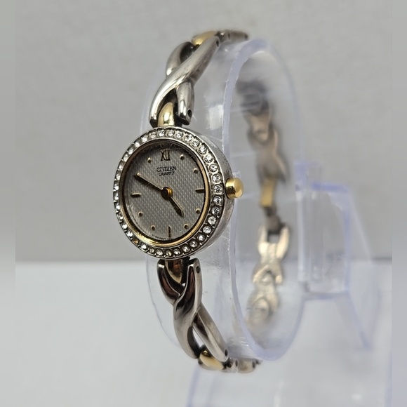 Citizen 5920 S011507 Analog Quartz Watch New Battery Silver Gold Two Tone Womens - Picture 2 of 10